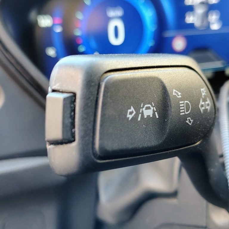 Regler für Blinker und Fahrassistenzsystem im Fahrzeug.