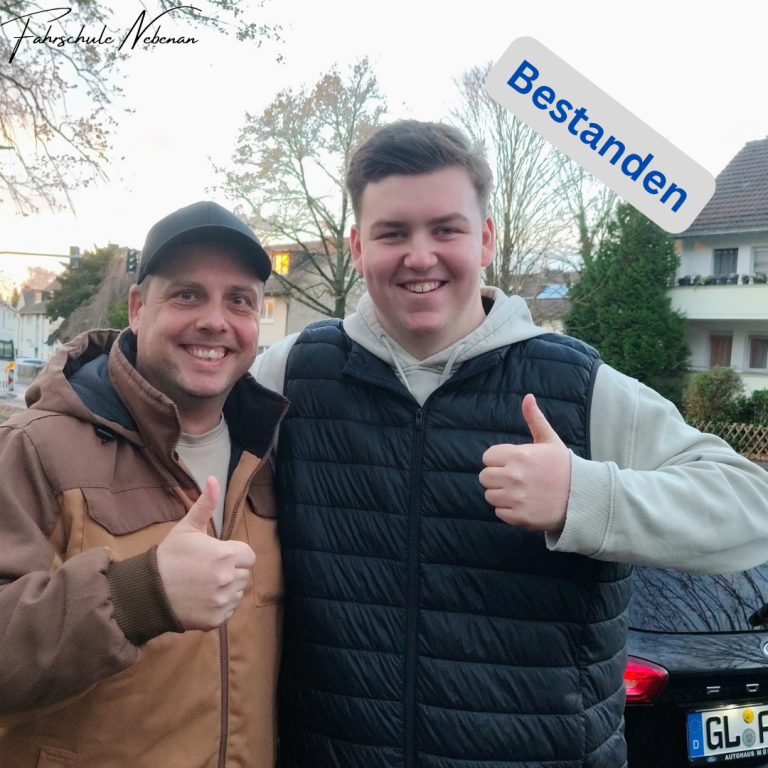 Fröhlicher Fahrschüler auf Motorrad