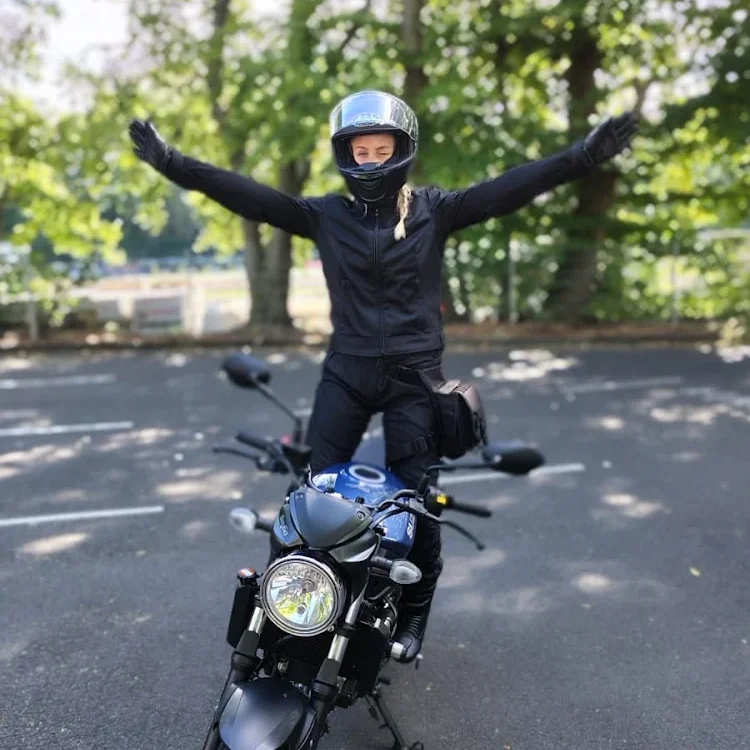 Fröhlicher Fahrschüler auf Motorrad