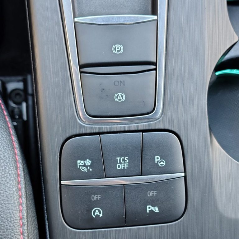 Bedienelemente für Beleuchtung und Fahrassistenz in einem Fahrzeug.