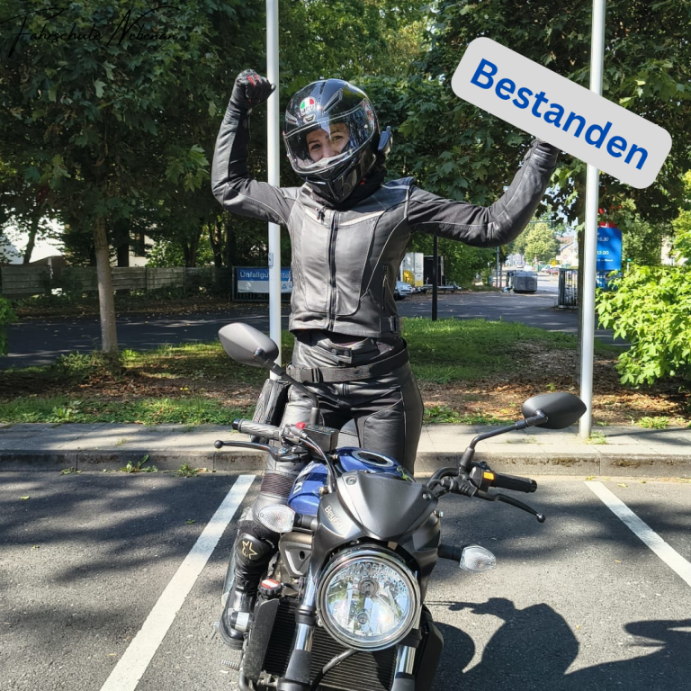 Fröhliche Fahrschülerin nach bestanderer Prüfung